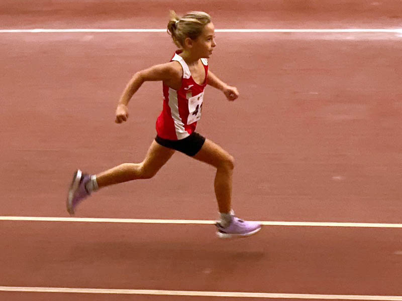 Elsa, atleta de categoría Sub 8, en carrera de 200 metros lisos en la jornada de menores Gallur (Madrid).