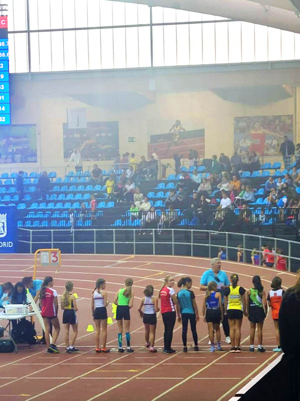 Escuela de atletismo Boadilla del Monte en la Jornada de menores Gallur (Madrid). Salida de los 600 m lisos de la categoría Sub 12 femenina.