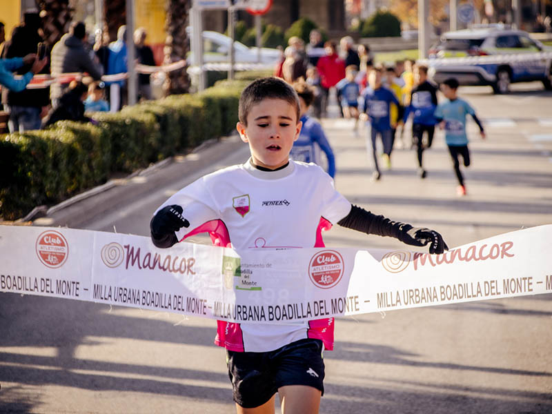 Instante de la victoria de uno de los corredores infantiles en la XV Milla urbana de Boadilla del Monte (2023)