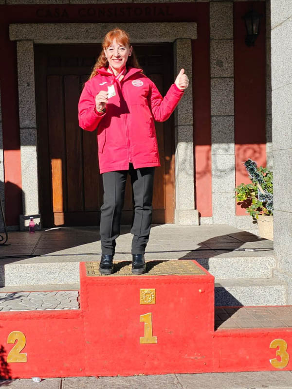 Carmen campeona en el podio del trail Carrera de Navidad de Cercedilla