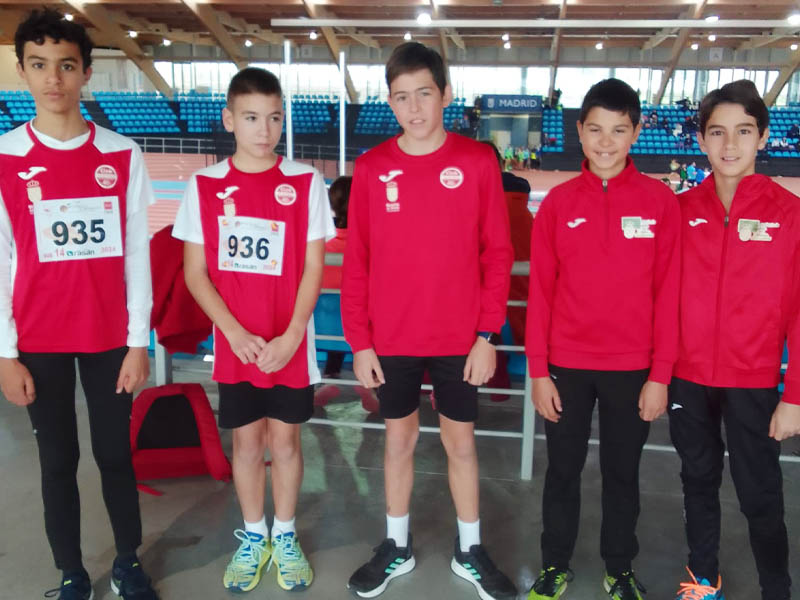 Atletas Sub 14 masculinos en la pista cubierta del polideportivo Gallur (Madrid)