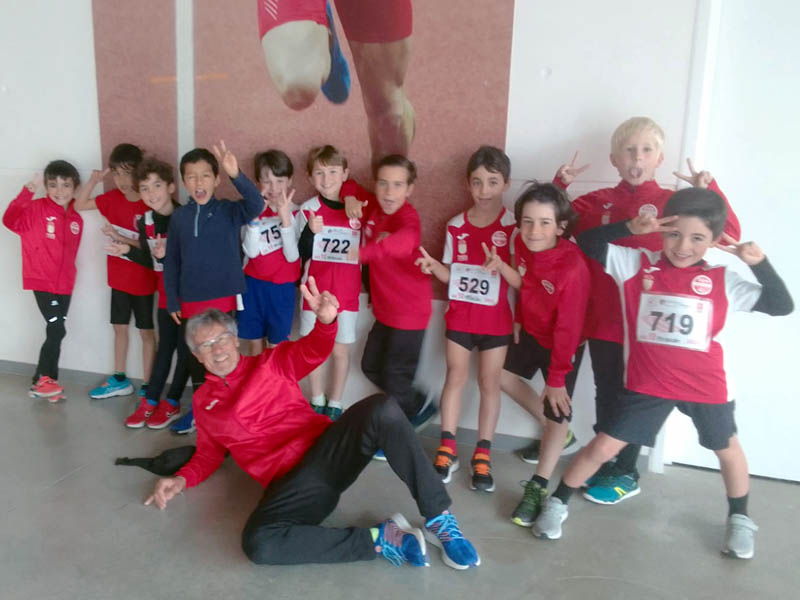 Atletas de la Escuela con Luismi en el Campeonato de Madrid (polideportivo Gallur)