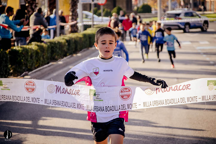 Instante de la victoria de uno de los corredores infantiles en la XV Milla urbana de Boadilla del Monte (2023)
